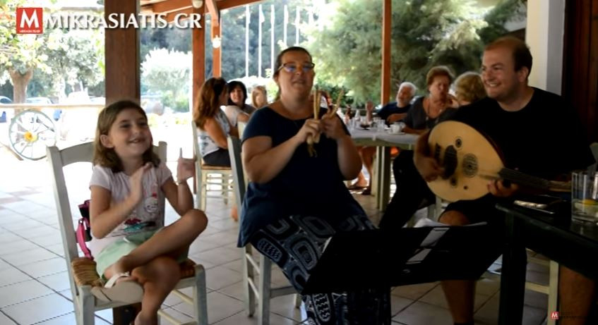 Eίναι μόλις 7 χρονών, τραγουδά και χορεύει όλα τα Μικρασιάτικα τραγούδια